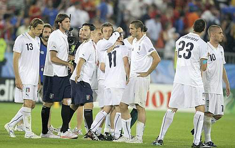 Euro 2008 (48).jpg - Italy's players react after their Euro 2008 quarter-final soccer match defeat to Spain at the Ernst Happel Stadium in Vienna, June 22, 2008. (AUSTRIA)